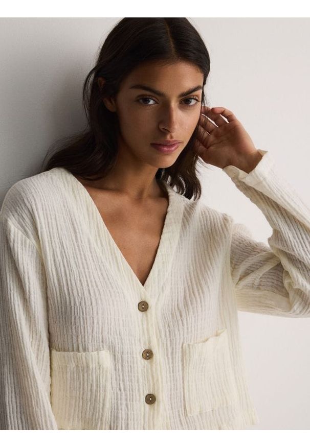 Reserved - Muślinowa koszula - biały. Kolor: biały. Materiał: bawełna, tkanina