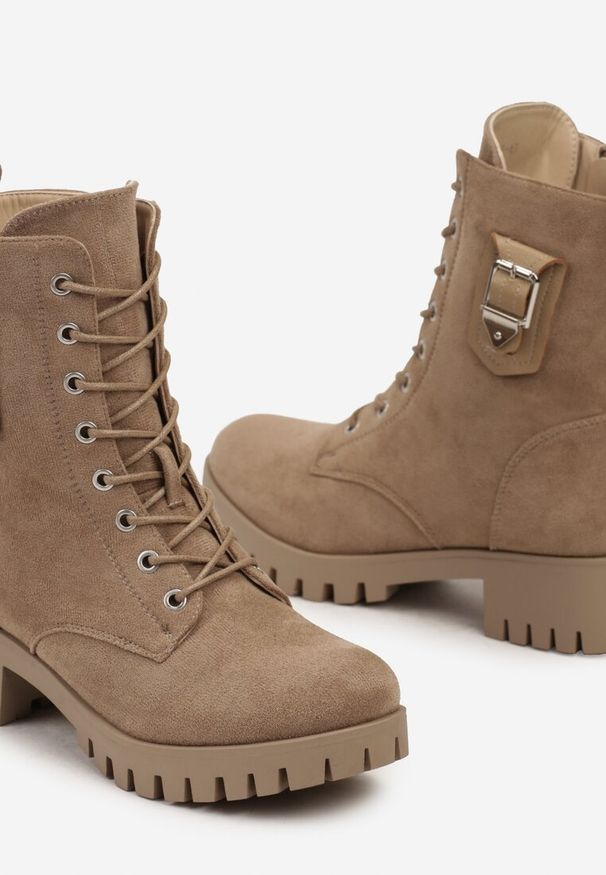 Born2be - Beżowe Botki Typu Workery na Grubej Podeszwie z Ozdobną Klamerką przy Cholewce Nerilene. Okazja: na co dzień. Kolor: beżowy. Materiał: jeans. Szerokość cholewki: normalna. Styl: elegancki, casual