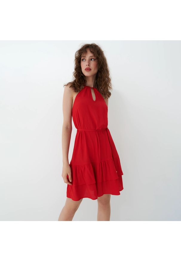 Mohito - Sukienka mini z wiązaniem na szyi - Czerwony. Kolor: czerwony. Długość: mini