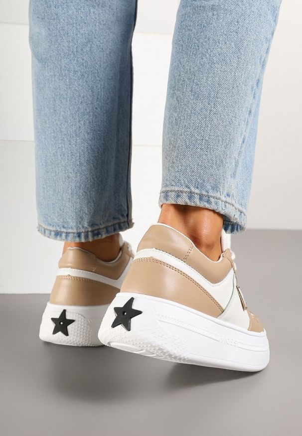 Born2be - Beżowo-Białe Sneakersy Vices na Grubej Podeszwie z Geometryczną Ozdobą i Perforacją Karvesa. Okazja: na co dzień. Kolor: beżowy. Materiał: jeans. Wzór: geometria, aplikacja