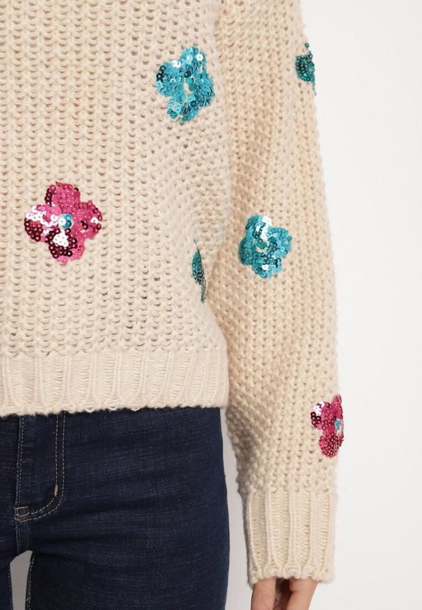 Born2be - Beżowy Sweter z Tłoczonej Dzianiny z Wiskozą Zdobiony Cekinowymi Kwiatami Edamara. Okazja: na co dzień. Kolor: beżowy. Materiał: wiskoza, dzianina. Długość rękawa: długi rękaw. Długość: długie. Wzór: kwiaty, aplikacja. Styl: wizytowy, klasyczny, casual