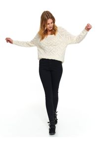 TOP SECRET - Luźny damski sweter ze wzorem. Kolor: biały. Materiał: dzianina, jeans. Długość: krótkie. Sezon: zima, jesień #6