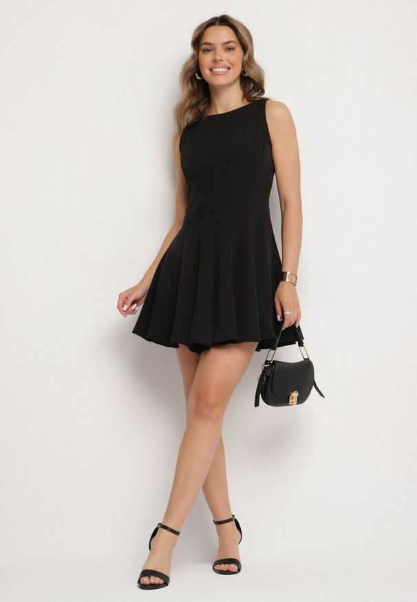 Born2be - Czarna Rozkloszowana Sukienka Ozdobiona Przeszyciami Evinini. Kolor: czarny. Wzór: aplikacja. Styl: elegancki, klasyczny