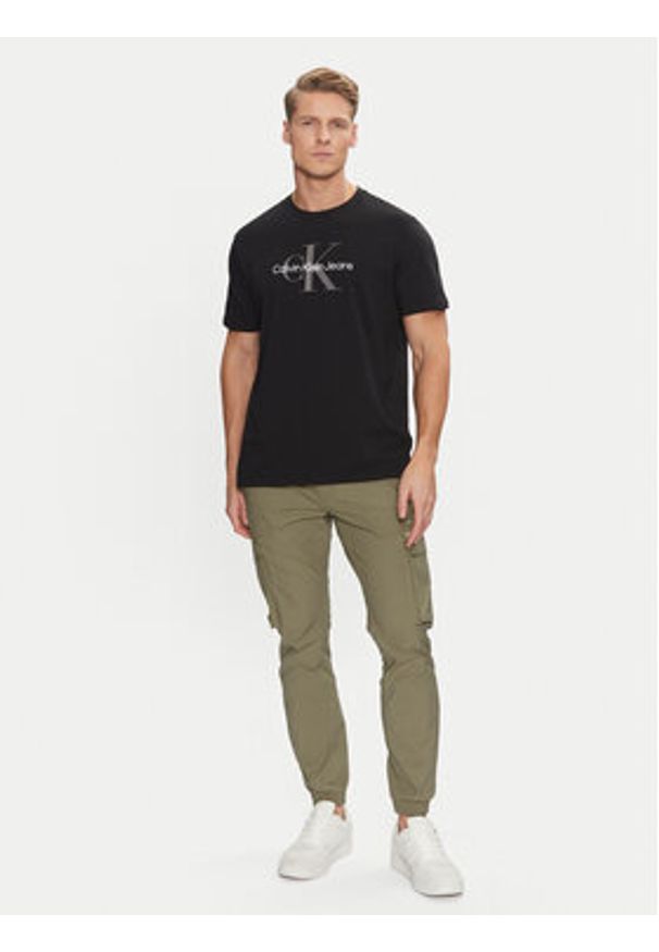 Calvin Klein Jeans Joggery J30J327614 Zielony Skinny Fit. Kolor: zielony. Materiał: bawełna