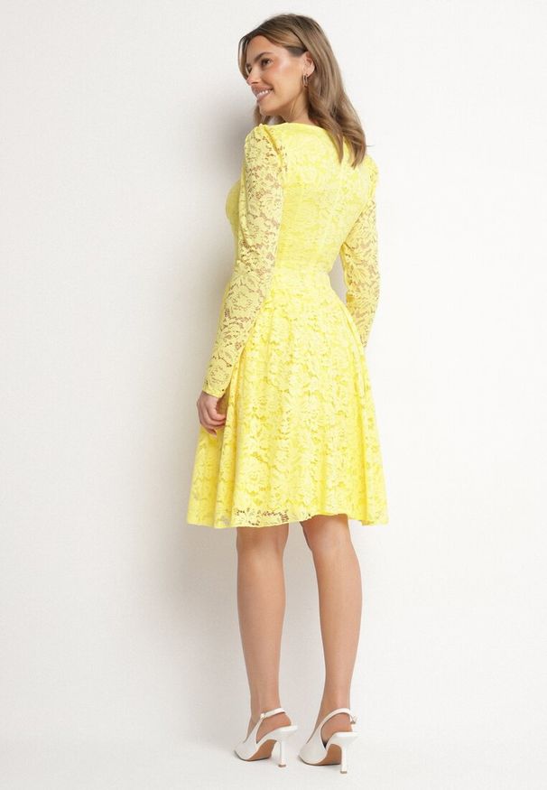Born2be - Żółta Sukienka Koronkowa o Rozkloszowanym Kroju Telomira. Okazja: na co dzień. Kolor: żółty. Materiał: koronka. Długość rękawa: długi rękaw. Typ sukienki: rozkloszowane, proste. Styl: casual, klasyczny