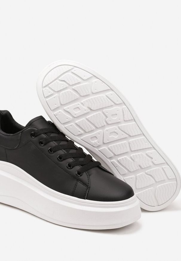 Renee - Czarne Sznurowane Sneakersy na Niskiej Platformie z Imitacji Skóry Ajanfa. Kolor: czarny. Materiał: skóra. Obcas: na platformie