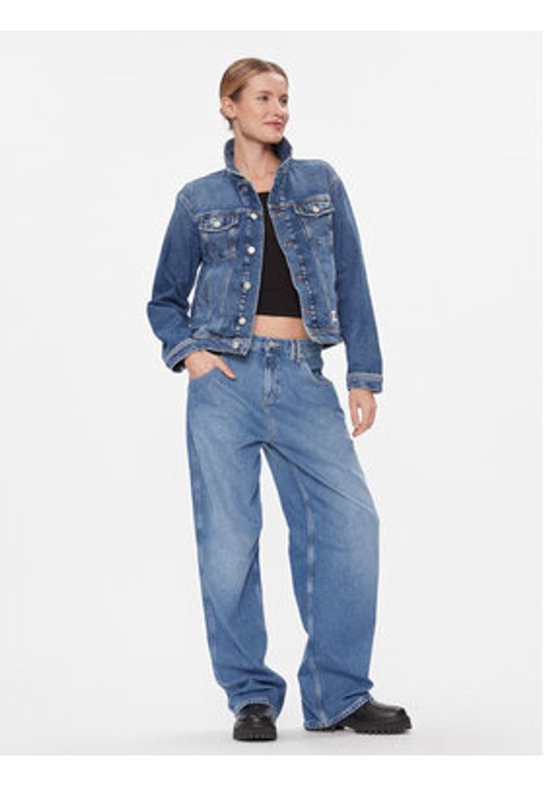 Tommy Jeans Kurtka jeansowa DW0DW16986 Niebieski Mom Fit. Kolor: niebieski. Materiał: bawełna