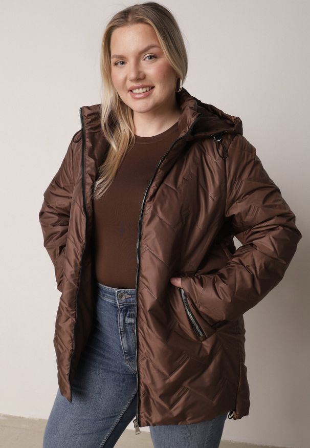 Born2be - Brązowa Przejściowa Pikowana Kurtka z Odpinanym Kapturem Nevistta. Okazja: na spacer, na co dzień, do pracy. Kolekcja: plus size. Kolor: brązowy. Materiał: poliester, jeans. Styl: casual, elegancki