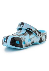 Klapki Crocs Classic Spray camo Clog Jr 208305-441 niebieskie. Okazja: na plażę. Kolor: niebieski. Materiał: materiał. Styl: wakacyjny