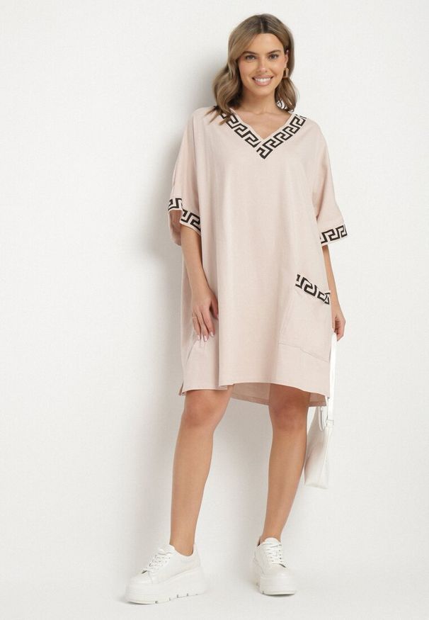 Born2be - Różowa Bawełniana Sukienka o Pudełkowym Kroju z Dekoltem w Serek Amosa. Okazja: na co dzień. Typ kołnierza: dekolt w serek. Kolekcja: plus size. Kolor: różowy. Wzór: aplikacja, geometria. Typ sukienki: dla puszystych. Materiał: bawełna. Długość rękawa: krótki rękaw. Sezon: lato, wiosna. Styl: elegancki, casual