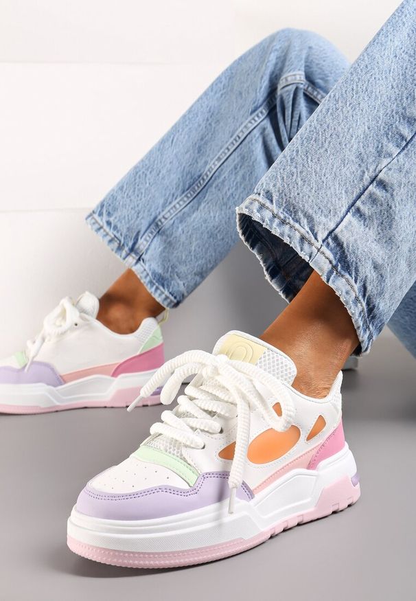 Renee - Biało-Fioletowe Sneakersy na Niskiej Platformie z Grubymi Sznurowadłami Vansyla. Kolor: biały. Obcas: na platformie