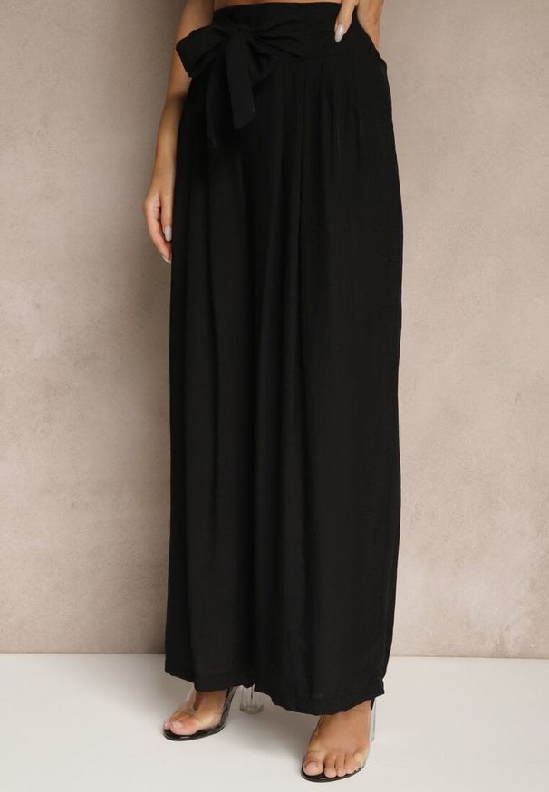 Renee - Czarne Wiskozowe Spodnie High Waist o Szerokim Kroju Aranisa. Okazja: na co dzień. Stan: podwyższony. Kolor: czarny. Materiał: wiskoza. Wzór: aplikacja. Styl: elegancki, casual