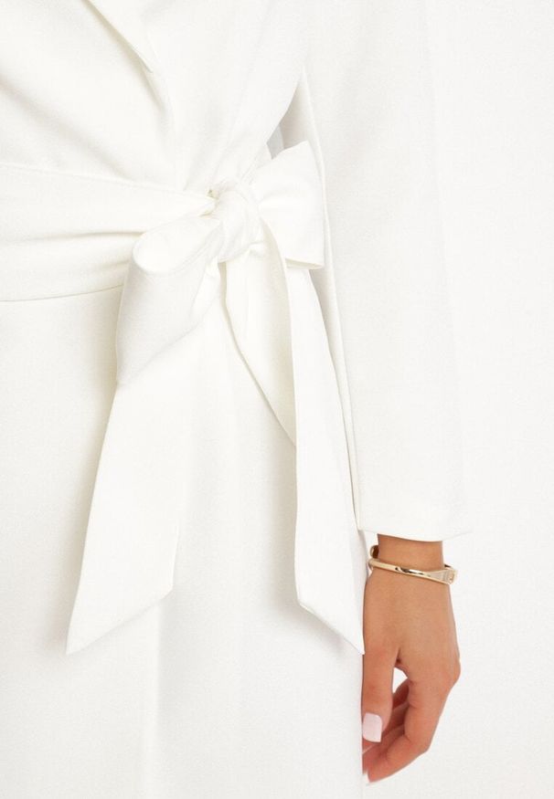 Born2be - Biała Sukienka w Stylu Marynarki z Paskiem i Usztywnionymi Ramionami Etinella. Okazja: na co dzień. Kolor: biały. Materiał: jeans, tkanina. Styl: klasyczny, casual