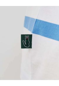 Lacoste - LACOSTE - Koszulka w paski z ozdobnym haftem. Kolor: biały. Materiał: bawełna. Wzór: paski, haft