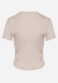 Born2be - Beżowy Bawełniany T-shirt Ozdobiony Marszczeniem i Łańcuszkiem Olitrea. Okazja: na co dzień. Kolor: beżowy. Materiał: bawełna. Wzór: aplikacja. Styl: casual