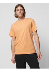 outhorn - T-shirt z haftem męski - pomarańczowy. Kolor: pomarańczowy. Materiał: dzianina, materiał, bawełna. Wzór: haft