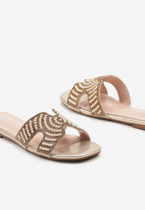 Renee - Złote Klapki na Płaskiej Podeszwie z Cyrkoniami i Koralikami Illiana. Nosek buta: otwarty. Kolor: złoty. Materiał: jedwab. Sezon: lato. Obcas: na płaskiej podeszwie. Styl: elegancki