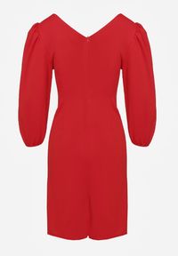 Renee - Czerwona Sukienka o Dopasowanym Kroju z Lekko Bufiastymi Rękawami Zinnashira. Kolor: czerwony. Styl: elegancki, klasyczny #6