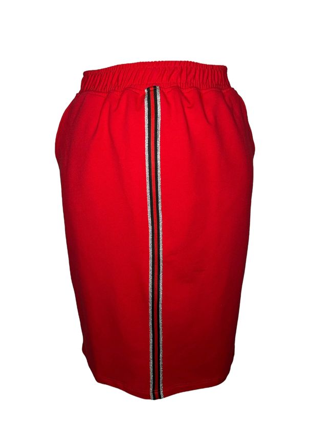 Moda Size Plus Iwanek - Czerwona dresowa spódnica Bea na gumce OSTATNIE SZTUKI PLUS SIZE XXL. Kolekcja: plus size. Kolor: czerwony. Materiał: dresówka. Długość: do kolan. Wzór: aplikacja. Styl: elegancki