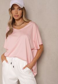 Renee - Jasnoróżowy T-shirt z Wiskozą w Stylu Nietoperza Liofala. Okazja: na co dzień. Kolor: różowy. Materiał: wiskoza. Styl: casual, elegancki