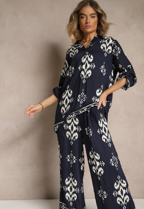 Renee - Granatowy Komplet z Wiskozą Koszula i Spodnie Zdobione Etnicznym Printem Mepina. Kolor: niebieski. Materiał: wiskoza. Wzór: aplikacja, nadruk