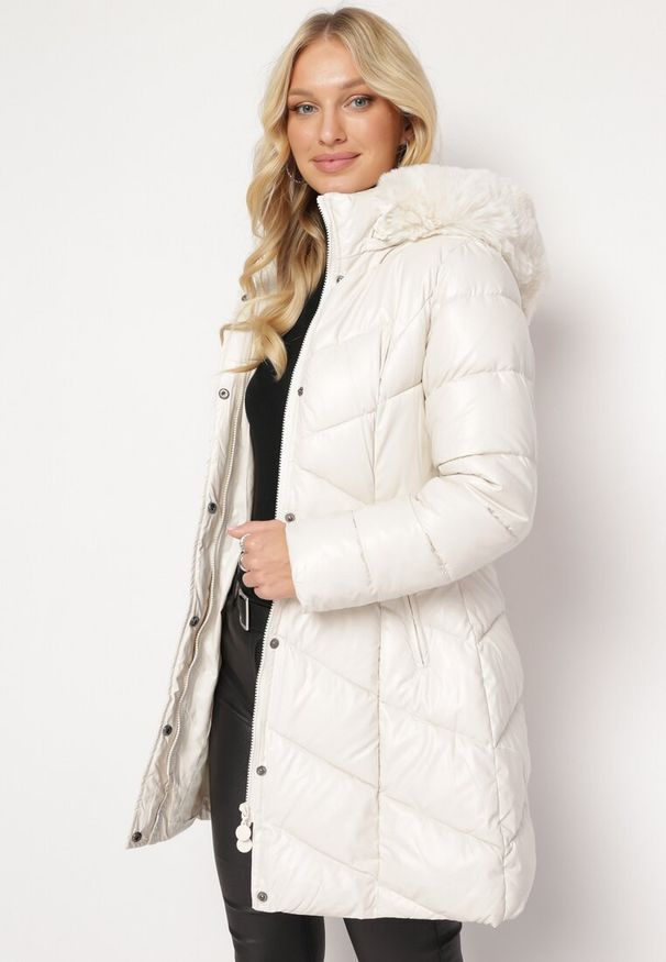 Born2be - Jasnobeżowa Pikowana Kurtka przed Kolano z Kapturem i Futerkiem Salasa. Typ kołnierza: kaptur. Kolor: beżowy. Materiał: futro. Długość: długie. Styl: elegancki