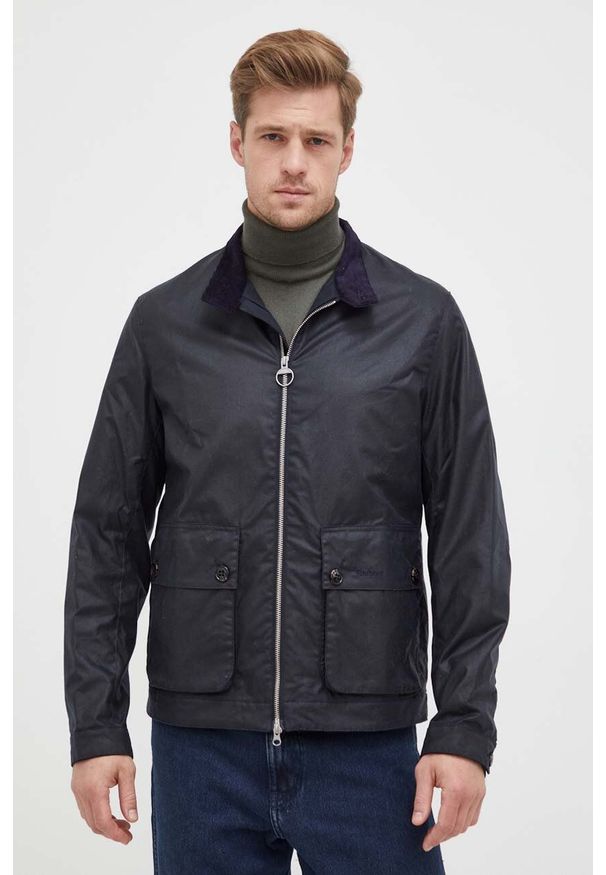 Barbour kurtka męska kolor granatowy przejściowa. Okazja: na co dzień. Kolor: niebieski. Materiał: bawełna, materiał. Styl: casual