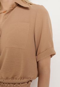 Born2be - Ciemnobeżowy Komplet Krótka Koszula z Guzikami Spodnie z Gumką w Pasie Yinesa. Kolor: beżowy