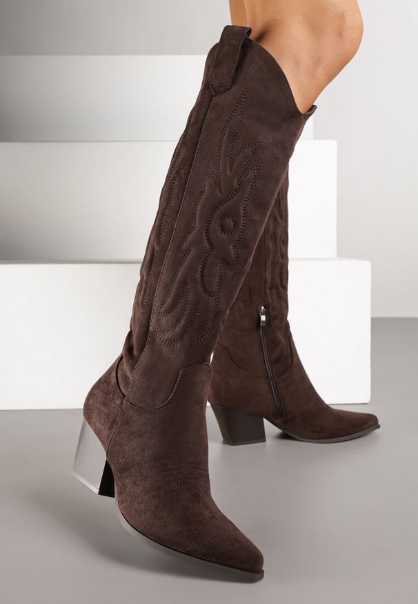 Renee - Ciemnobrązowe Kowbojki Kozaki na Stożkowym Słupku z Ekozamszu Iriada. Kolor: brązowy. Materiał: zamsz, jeans, skóra. Sezon: wiosna, jesień. Obcas: na słupku. Styl: klasyczny. Wysokość obcasa: średni