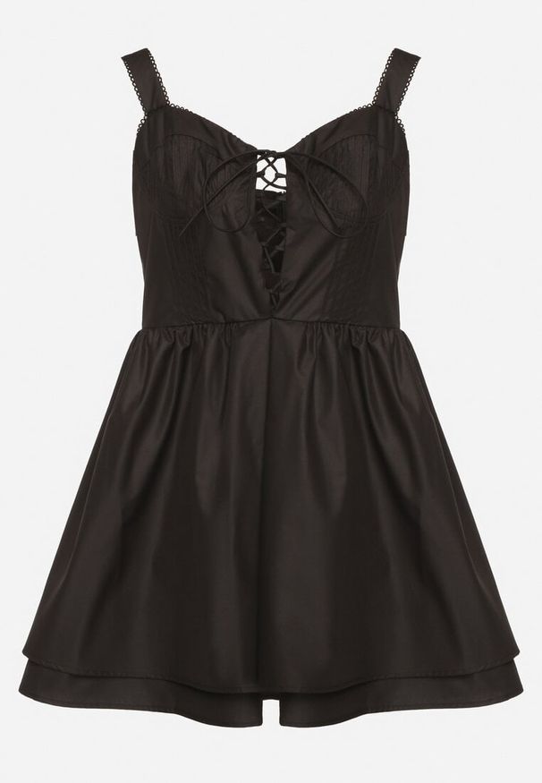 Born2be - Czarna Bawełniana Sukienka Vices w Rustykalnym Stylu z Wiązaniem Fenavira. Okazja: na co dzień. Kolor: czarny. Materiał: bawełna. Długość rękawa: na ramiączkach. Wzór: aplikacja. Styl: casual