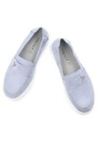 Półbuty damskie Vinceza, cholewka ze skóry naturalnej zamszowej wsuwany fason z ozdobnym elementem, niebieskie, 93218. Kolor: niebieski. Materiał: skóra, zamsz. Szerokość cholewki: normalna. Wzór: aplikacja. Styl: elegancki, klasyczny #2