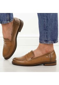 Camelowe skórzane mokasyny damskie Vinceza 18131. Okazja: na co dzień, na spacer. Nosek buta: okrągły. Materiał: skóra. Szerokość cholewki: normalna. Sezon: wiosna, lato, jesień. Styl: casual, klasyczny, elegancki #1