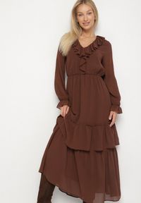 Born2be - Brązowa Siateczkowa Sukienka VICES o Rozkloszowanym Kroju z Falbanami Arevite. Typ kołnierza: dekolt w kształcie V. Kolor: brązowy. Typ sukienki: rozkloszowane. Styl: klasyczny #4