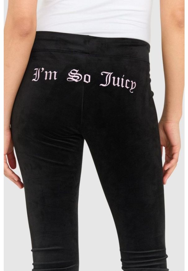 Juicy Couture - JUICY COUTURE Czarne welurowe spodnie dresowe z haftowanymi wisienkami. Kolor: czarny. Materiał: dresówka, welur. Wzór: haft
