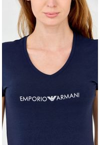 Emporio Armani - EMPORIO ARMANI Damski t-shirt granatowy. Typ kołnierza: dekolt w serek. Kolor: niebieski. Materiał: bawełna