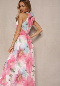 Renee - Różowa Plisowana Sukienka z Wiązaniem i Paskiem z Klamrą Nitolia. Okazja: na co dzień. Kolor: różowy. Typ sukienki: rozkloszowane. Styl: klasyczny, casual