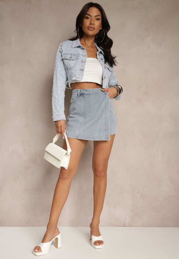 Renee - Jasnoniebieska Krótka Kurtka Jeasnowa z Ozdobnymi Przetarciami Zarvelina. Okazja: na co dzień. Kolor: niebieski. Materiał: jeans. Długość: krótkie. Styl: elegancki, casual