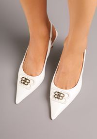 Born2be - Białe Czółenka Sandały Vices na Kaczuszce Bez Pięty z Metaliczną Ozdobą Lilenda. Okazja: na co dzień, do pracy, na spotkanie biznesowe, na spacer. Kolor: biały. Wzór: aplikacja. Sezon: lato. Obcas: na szpilce. Styl: glamour, casual, biznesowy, elegancki. Wysokość obcasa: średni #3