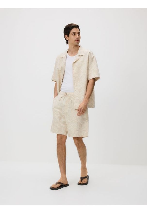 Reserved - Bawełniane szorty regular - beżowy. Kolor: beżowy. Materiał: bawełna