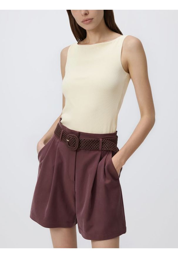 Reserved - Szorty z plecionym paskiem - brązowy. Kolor: brązowy. Materiał: wiskoza, tkanina