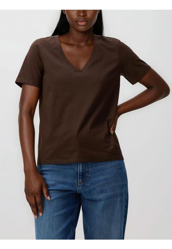 Reserved - T-shirt regular z dekoltem V - ciemnobrązowy. Kolor: brązowy. Materiał: dzianina, bawełna