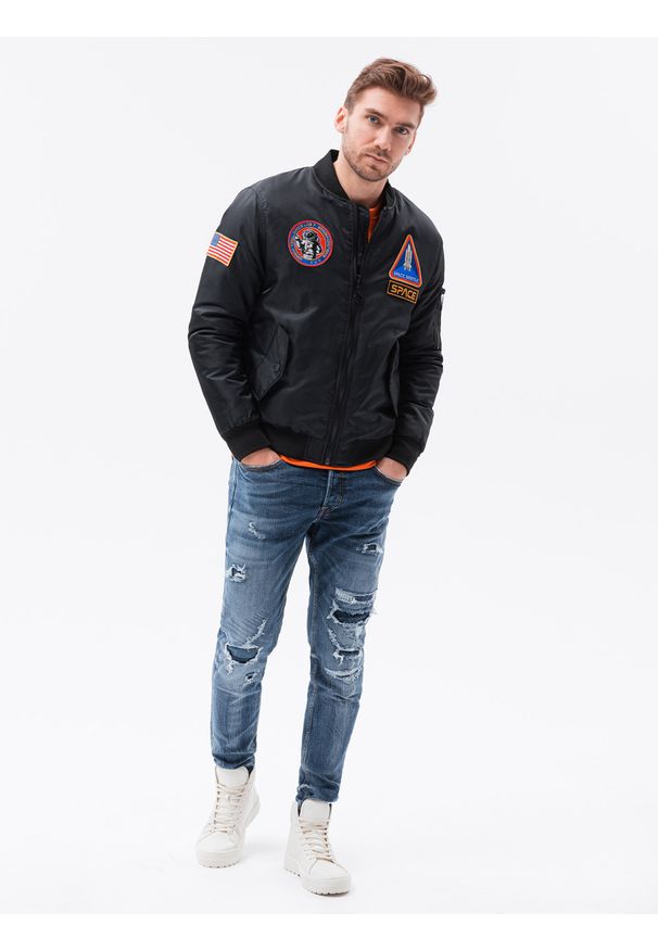 Czarna kurtka Ombre Clothing w kolorowe wzory, elegancka, ze stójką, na wiosnę