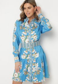 Born2be - Niebieska Sukienka Koszulowa w Kwiatowy Wzór z Bufiastymi Rękawami i Paskiem Aladira. Okazja: na co dzień. Kolor: niebieski. Wzór: kwiaty. Typ sukienki: koszulowe. Styl: casual, elegancki #6