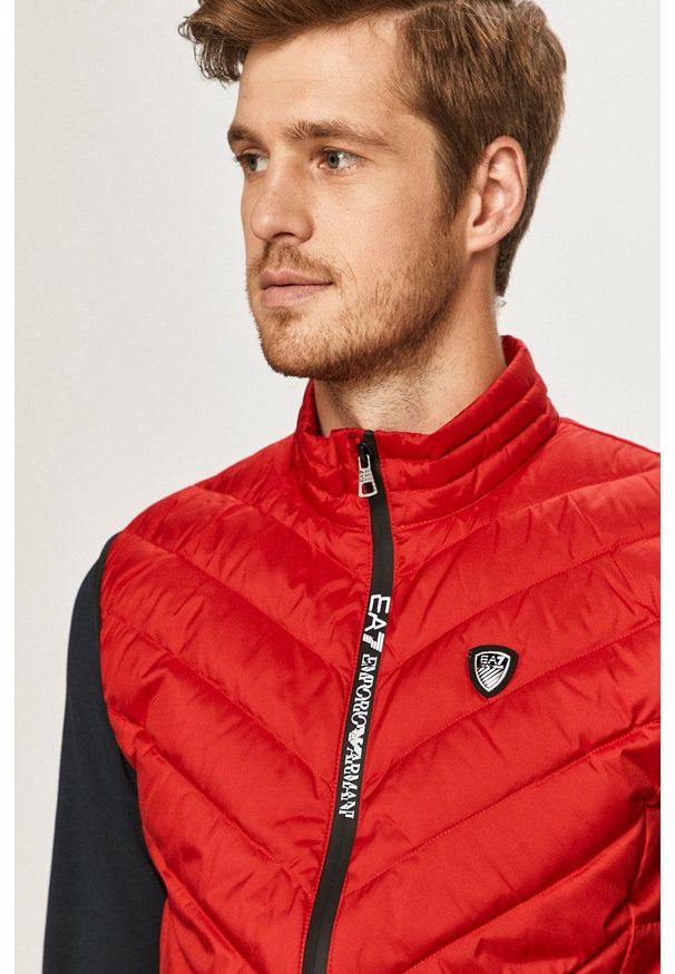 EA7 Emporio Armani - Bezrękawnik puchowy. Okazja: na co dzień. Kolor: czerwony. Materiał: puch. Długość rękawa: bez rękawów. Styl: casual