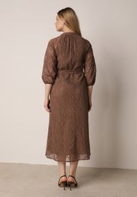 Born2be - Brązowa Koronkowa Sukienka Koszulowa o Rozkloszowanym Dole z Paskiem w Talii Nesssea. Okazja: do pracy, na co dzień. Kolor: brązowy. Materiał: koronka. Typ sukienki: koszulowe. Styl: elegancki, casual #7