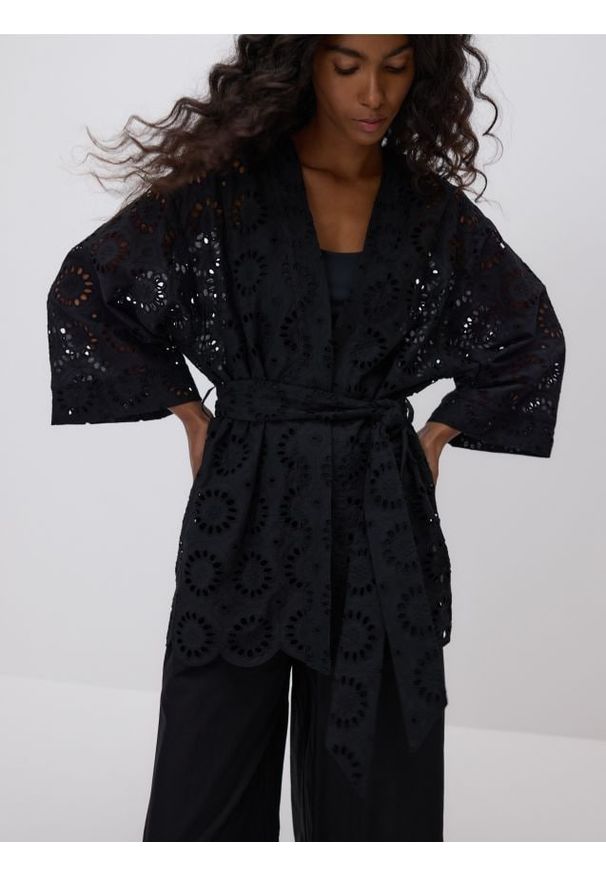 Reserved - Ażurowe kimono z wiązaniem - czarny. Kolor: czarny. Materiał: bawełna. Wzór: ażurowy