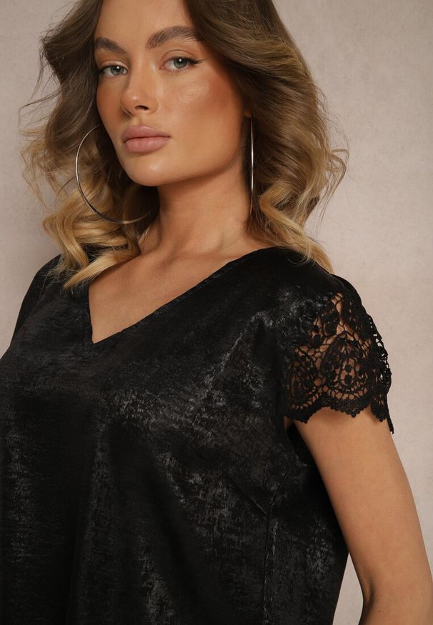 Renee - Czarna Casualowa Bluzka z Koronką i Krótkim Rękawem Garista. Okazja: na co dzień. Kolor: czarny. Materiał: koronka. Długość rękawa: krótki rękaw. Długość: krótkie. Wzór: koronka. Styl: casual