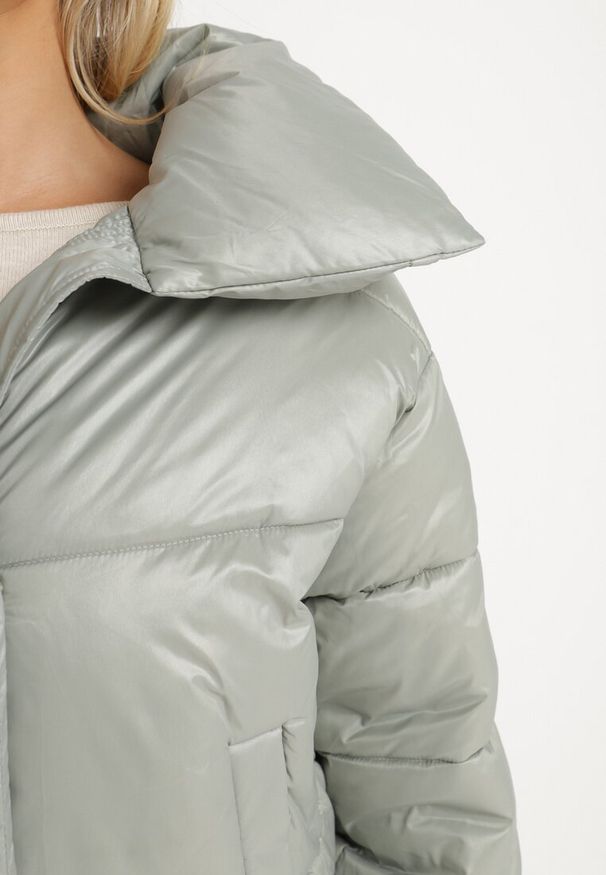 Born2be - Jasnozielona Pikowana Kurtka Puchowa z Ozdobnym Kołnierzem i Wsuwanymi Kieszeniami Lablina. Okazja: na co dzień. Kolor: zielony. Materiał: puch. Styl: elegancki, klasyczny, casual