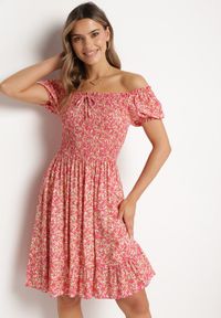 Born2be - Fuksjowa Sukienka Hiszpanka z Bawełny w Drobne Kwiatki Wietema. Okazja: na co dzień. Typ kołnierza: dekolt hiszpanka. Kolor: różowy. Materiał: bawełna. Wzór: kwiaty. Typ sukienki: z odkrytymi ramionami. Styl: casual #4