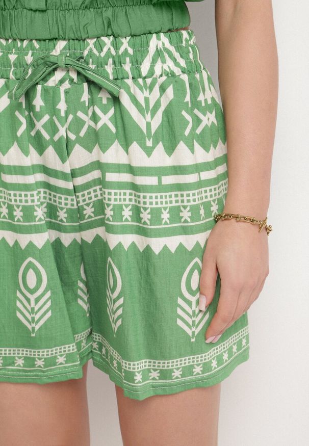Born2be - Zielone Szorty z Wiskozy z Wysokim Stanem ze Wzorem w Stylu Etno Lunabella. Okazja: na co dzień. Stan: podwyższony. Kolor: zielony. Materiał: wiskoza. Styl: etno